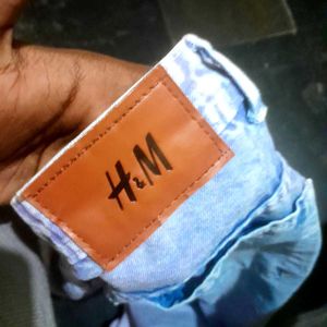 H&amp;M's new light blue denim wideleg baggy je