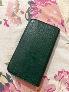 Aldo clutch