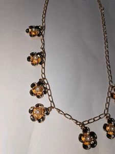 Gold Tone Flower Charm Necklace anti tanish