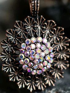 Stunning Flower Pendant Necklace &amp; Earrings Set