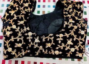 lehenga choli m embroidery work hai aur velvet ka