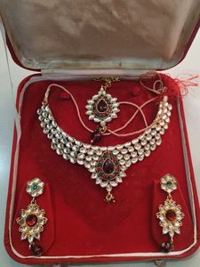 Stunning Kundan Necklace Set