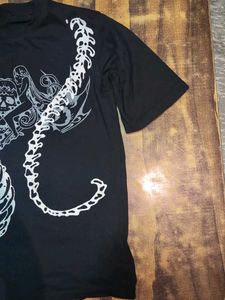 Cool Black T-Shirt with Skull Graphic