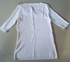 🇯🇵Chic White Ribbed Top with Embellishment