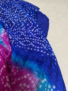 Elegant Double-Shade Bandhani Saree with Silver Za