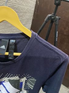 💯 Adidas navy blue Graphic Print T-Shirt