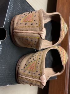 Embroidered Flat jutti / bellies