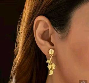 Very pretty Necklace chain with earrings .......