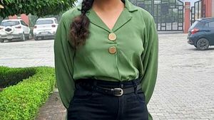 Chic Green Collared Button-Up Blouse
