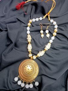 😊  Beautiful beats necklace with cute earring