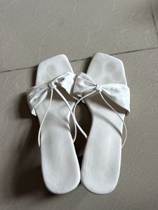 Stylish White Bow Heeled Sandals