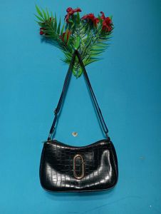 BLACK SLING BAG🌺