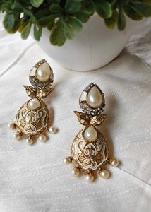 Elegant Pearl &amp; Kundan Jhumka Earrings