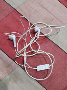 White Wired Earbuds