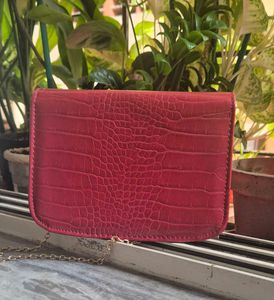 Chic Red Croc-Embossed Crossbody Bag