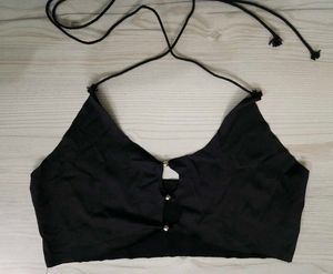 Black Halter Neck Crop Top! 🕸️