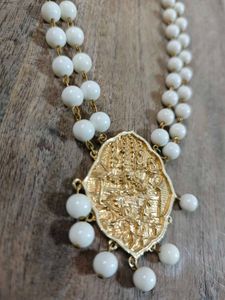 Vintage Elegant White Bead Necklace with Gold Pend