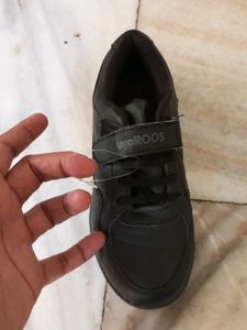 Kangaroo  Black Double Strap Sneakers