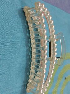 Elegant Pearl Claw Clip