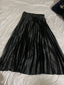 Elegant Black Pleated Midi Skirt