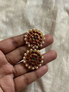 Elegant Red &amp; Green Pearl Stud Earrings