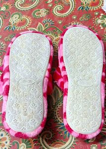 Cozy WinterbalaPink Fuzzy Slippers with Bow