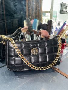 👜 Black Quilted Shoulder Bag – Stylish &amp; Elegant
