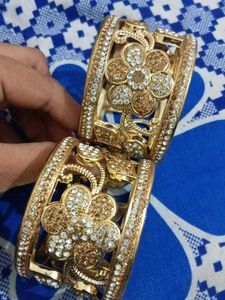 Exquisite Golden Bangle with Crystals