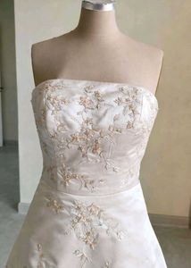 Elegant Strapless Bridal Gown