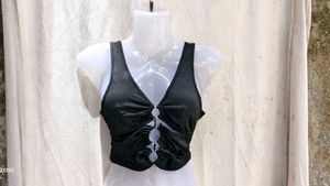 26V. Chic Ring Detail Halter Neck Crop Top