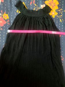 Bold Top Fully Stretched With Length 33 Can Be Wearable With Shrug Also And Used As Midy Too....it Will Fitted With Belt Too.....Can Be Wear With Boots And Leggings Also If You Don't Like To Wear Bold