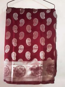 Elegant Maroon Paisley Saree with Blouse piece.