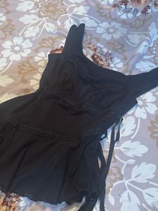 sleeveless sqaure neck side tie ruffle top in blac