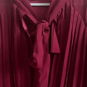 🍷✨ BURGUNDY PLEATED TIE-NECK CHIFFON MIDI DRESS