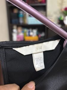 H&amp;M Chic Black Satin Cropped Top