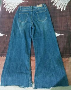 Wide Leg Cropped Jeans with Frayed Hem