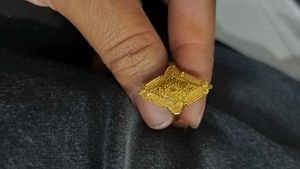 Elegant Gold Diamond Shaped Ring