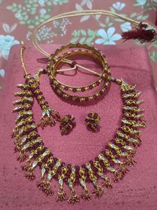 Elegant jewellery set in purple