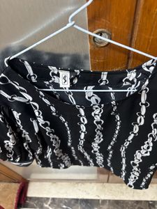 Chic Black &amp; White Chain Print Top