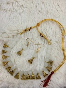 🦪Elegant White Bead &amp; Gold Triangle Necklace Set�