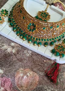 Green necklace with earrings and tika