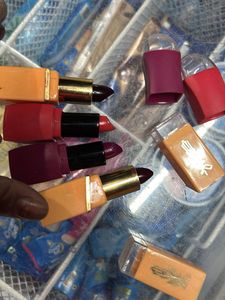 Lipstick mat