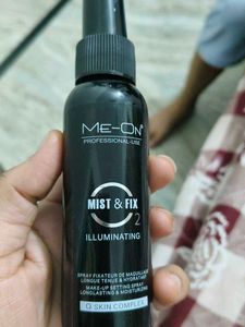 ME-ON Mist &amp; Fix Illuminating Spray