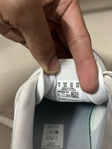 URGENT 🚨 Puma White Casual Sneakers