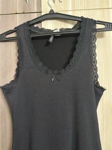 19 H&amp;M Lace Detailed Dress