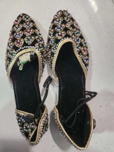 Embellished Black Juttis/Mojaris