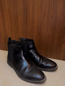 Classic Black Leather Chelsea Boots!