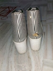 FREE DELIVERY HIGH HEELS BLACK N WHITE BOOTS