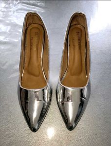 Chic Silver Pointed Toe Heels