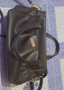 CATCHY bag good condition  hand blac